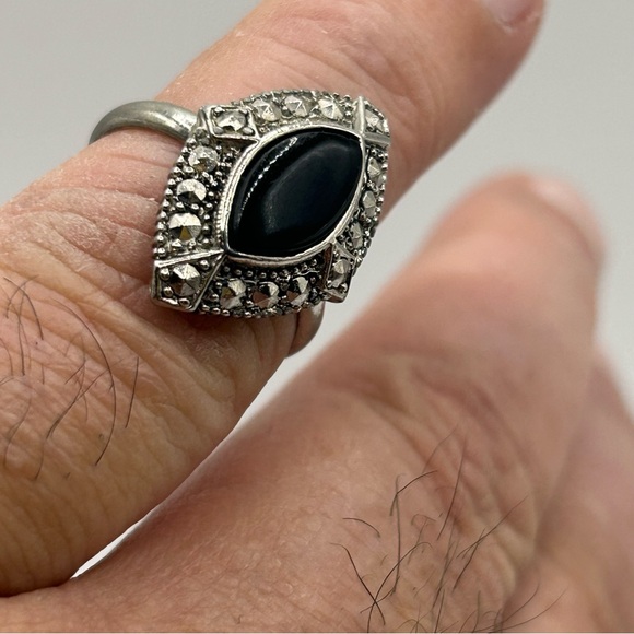 Elegant Black and Silver Tone 'Costume Jewelry' Ring SZ. 8 & 2 Sets of earrings - Picture 10 of 16